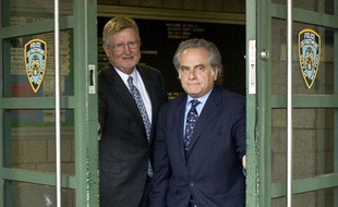 William Taylor, à gauche, et Benjamin Brafman, les deux avocats du patron du FMI, Dominique Strauss-Kahn, quittent le siège de la «special victim unit» de la police de New York, à Harlem, le 15 mai 2011.