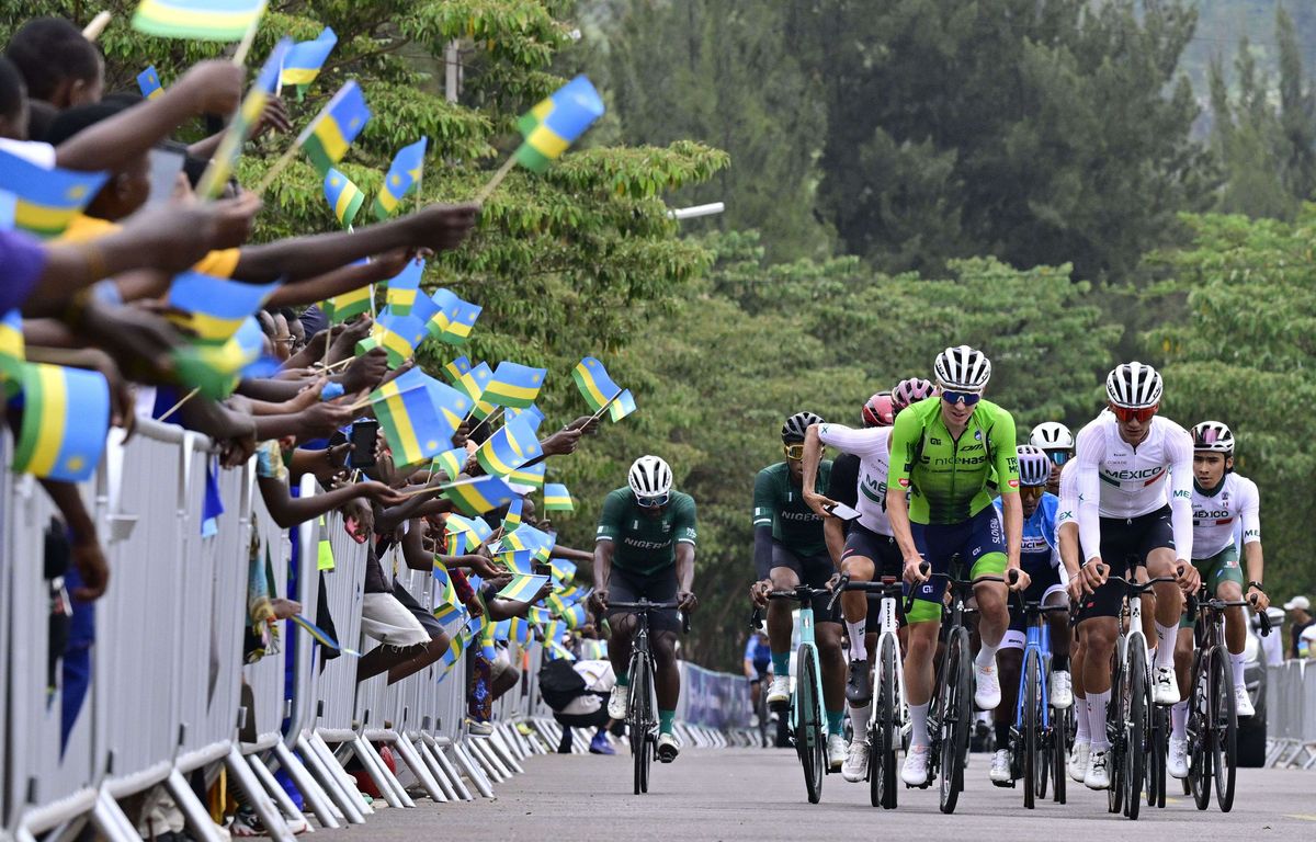 EN DIRECT Mondiaux de cyclisme 2025 : Alaphilippe a déjà abandonné, début de course nerveux... Suivez la course avec nous