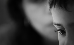 Un enfant et sa mère.