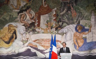 Le président de la République François Hollande inaugure le Musée de l'histoire de l'immigration, aux portes de Paris, le 15 décembre 2014