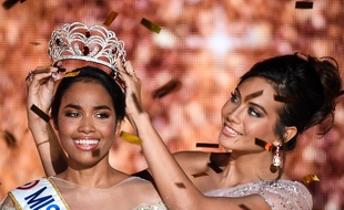 Le 15 décembre 2019, Clémence Botino couronnée Miss France 2020 par Vaimalama Chaves, Miss France 2019.