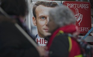Un poster d'Emmanuel Macron à Martigues, en 2019.