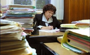 Et de se dire "profondément choquée par la manière dont l'instruction a été menée à charge" par la juge Marie-Odile Bertella-Geffroy. "La justice porte la lourde responsabilité de 20 ans d'errements, d'incertitudes et de souffrance des familles auxquelles on a fait croire qu'on tenait les coupables et qu'ils allaient payer cher, pour finir par vous envoyer un dossier vide".