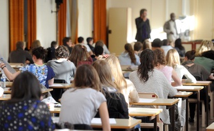 Selon les premiers résultats de l'étude, qui doivent être confirmés,des « stéréotypes » affectant notre capacité à se mettre à la place de quelqu'un d'autre pourraient apparaître à l'adolescence.