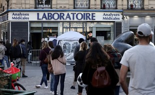 Devant un laboratoire d'analyses médicales en mars 2021 (archives).