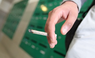 Illustration d'un joint de cannabis dans un hall d'immeuble à Nantes.