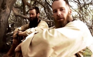 Une image d'une vidéo diffusée par Al-Qaïda au Maghreb islamique le 21 juin 2015 semble montrer les otages suédois Johan Gustafson (g) et sud-africain Stephen Malcolm McGown (d)