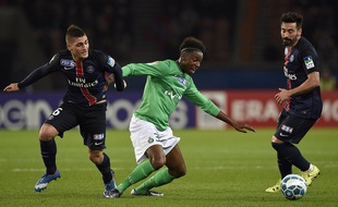 Saint-Etienne's French defender Dylan Saint Louis (C) vies with Paris Saint-Germain's Italian midfielder Marco Verratti (L) and Paris Saint-Germain's Argentinian midfielder Ezequiel Lavezzi during the French League Cup football match between Paris Saint-Germain (PSG) and Saint-Etienne (ASSE) at the Parc des Princes stadium in Paris on December 15, 2015. AFP PHOTO / FRANCK FIFE