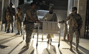Un groupe responsable de plusieurs attaques contre la minorité musulmane chiite au Pakistan a revendiqué dimanche le double-attentat contre un bus transportant des jeunes femmes étudiantes et un hôpital dans le sud-ouest du pays, qui ont fait au moins 25 morts.