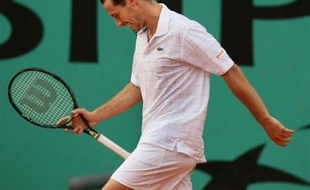 Le camp français a vécu une journée contrastée mercredi à Roland-Garros: d'abord tristounette avec les éliminations de Marion Bartoli et Gilles Simon, elle a fini sur une note plus colorée avec les qualifications de Paul-Henri Mathieu et Michaël Llodra.