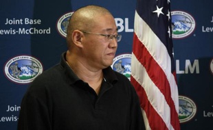 Kenneth Bae, l'un des deux derniers Américains libérés des geôles nord-coréennes, en conférence de presse le 8 novembre 2014 sur la base Lewis-McChord de Washington