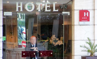 La devanture d'un hôtel de Nice, samedi