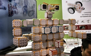 Cubroid: des cubes connectés à associer et à programmer.