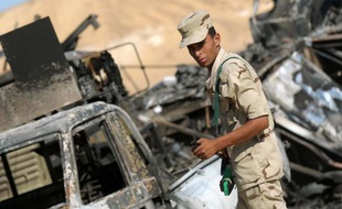 Des soldats égyptiens sur le site d'une attaque meurtrière à al-Wadi al-Gadid, près de la frontière lybienne, le 20 juillet 2014