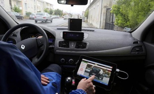Ni vu, ni connu. En quelques minutes, la berline anodine a flashé une voiture et une camionnette en excès de vitesse qui venaient de la croiser sur une petite route du plateau de Saclay, en région parisienne.