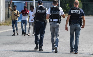Une vingtaine de migrants à bord d'un car accompagnés par des membres associatifs de la