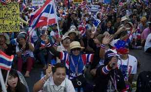 Le leader des manifestants thaïlandais qui ont lancé cette semaine une opération de "paralysie" de Bangkok, énième tentative pour chasser le gouvernement du pouvoir, a menacé mardi de "capturer" la Première ministre Yingluck Shinawatra si elle ne démissionnait pas.