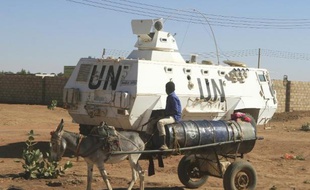 Un véhicule de la Minuad, à Al-Fashir, capitale du Darfour Nord, le 16 décembre 2013