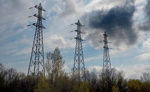 Pylônes à haute tension. Illustration électricité. Illustration.