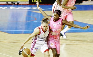 L'ailière Johanne Gomis ( en rose) ici à la lutte avec la Villeneuvoise Ingrid Tanqueray.