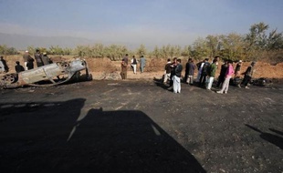 Trois soldats de l'Otan et deux civils travaillant pour la coalition internationale ont été tués samedi par l'explosion d'une voiture piégée dans le sud de l'Afghanistan, a annoncé l'Isaf, la force armée de l'Otan dans ce pays.