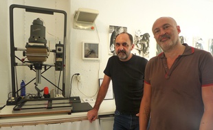 Olivier et William ont créé un labo-photo au fond de leur lieu d'exposition.