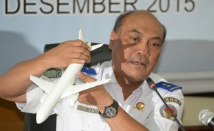 L'Indonésien Soejanto Tjahjono, du Comité de sécurité des transports nationaux, lors d'une conférence de presse à Jakarta le 1er décembre 2015