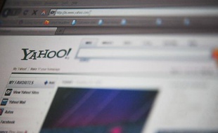 Le portail internet Yahoo!, en plein effort de repositionnement stratégique, a annoncé mardi le départ immédiat de son cofondateur Jerry Yang, qui cristallisait le divorce entre le groupe et les investisseurs.