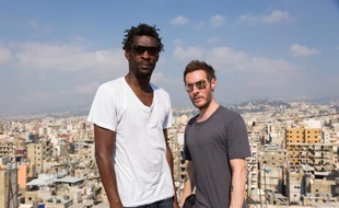 Robert "3D" del Naja (d) et Grantley "Daddy G" Marshall (g) du groupe de trip-hop britannique Massive Attack dans le camp de réfugiés palestiniens de Burj al-Barajnehau sud de Beyrouth le 28 juillet 2014