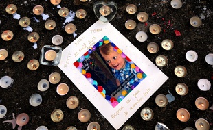 Reims, le 1er décembre 2016. Des anonymes ont déposé des bougies en mémoire du petit Tony, 3 ans, mort sous les coups de son beau-père.