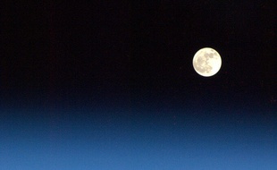 La Lune au-dessus des nuages, vue depuis la Station spatiale internationale.