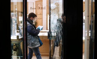 La police scientifique enquête à la suite du braquage d'une bijouterie de luxe à deux pas des Champs-Elysées le 13 janvier 2014