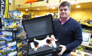 Jacques Guerreau, idirecteur de MiniGroup, leader français du e-commerce des drones et du modélisme, ici avec un drone modèle Phantom 2
