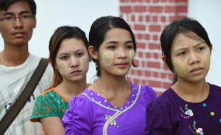 Des femmes birmanes portant le maquillage traditionnel thanaka font la queue pour voter à Rangoun le 8 novembre 2015