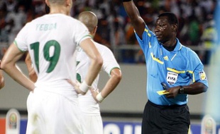 A la 39e minutes d'Algérie-Egypte, l'arbitre Koffi Codjia exclue le défenseur algérien Halliche, le 28 janvier 2010