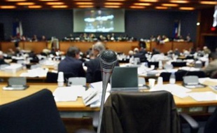 La polémique autour d'une enquête des RG sur la religion du personnel du conseil régional Rhône-Alpes a enflé vendredi, des musulmans demandant "audience au président de la République" tandis que le préfet du Rhône tentait de désamorcer la crise.
