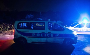 La police sécurise un périmètre autour du lieu du crash de l'hélicoptère dans lequel trois secouristes ont trouvé la mort, près des Pennes-Mirabeau, le 2 décembre 2019.
