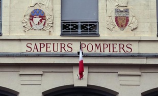 Un pompier volontaire de 21 ans, qui n'était pas en service, a été grièvement blessé dans la nuit de mercredi à jeudi lors d'une explosion suivie d'un incendie dans un local à poubelles d'immeuble à Saint-Maurice de Beynost (Ain), a-t-on appris auprès des pompiers.