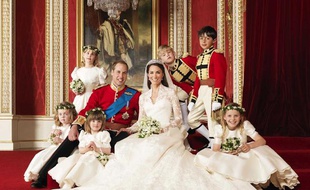 Photo officielle de William et Kate, entourés de leurs enfants d'honneur, le 29 avril 2011 à Buckingham Palace.
>> Les fans de la famille royale en images ici...
>> Un merchandising fou, fou, fou en image là...
