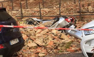 Plusieurs voitures ont été ensevelies par l'éboulement allées Jules-Guesde, à Toulouse.