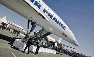 Du Concorde (en haut à gauche) au Super Guppy (en bas à gauche), les salariés d'Airbus se sont pressés hier au pied des avions de légende.