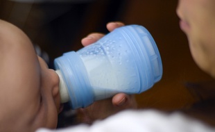 Les laits en poudre incriminés contiennent des traces de dérivés d'hydrocarbures.
