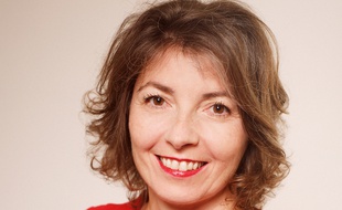 Christèle Perrot propose une conférence-spectacle, nommée Comment réussir son born-out, pour évoquer son burn out et sa renaissance.