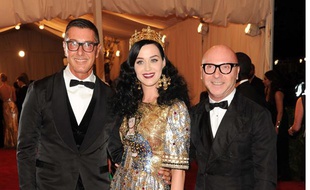 Les stylistes Domenico Dolce et Stefano Gabbana posent avec la chanteuse Katy Perry, à New-York, le 6 mai 2013.