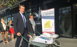 Le maire de Saint-Médard, Jacques Mangon, est venu le 20 septembre 2017 déposer les pétitions en faveur du tram à la Métropole de Bordeaux