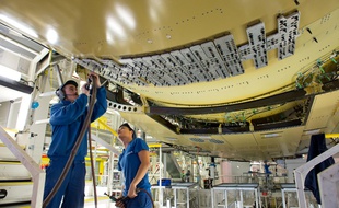 Une fois les pièces des entreprises artisanales reçures, les employés d'Airbus les assemblent.