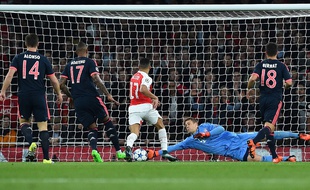 Manuel Neuer lors du match Arsenal-Bayern Munich en Ligue des champions, le 20 octobre 2015 à l'Emirates.