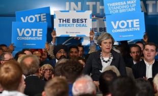 Theresa May en meeting pour défendre le parti conservateur lors des législatives à Slough dans le sud-est de l'Angleterre, le 6 juin 2017.