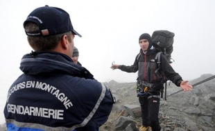 Postés au refuge de Tête Rousse sur la voie normale d'accès au Mont Blanc, deux gendarmes en uniforme rappellent aux alpinistes qu'il est interdit de camper sur le site classé. Une présence, dissuasive, diversement appréciée.