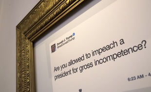 Les tweets les plus célèbres de Donald Trump apparaissent encadrés de dorure, un peu comme dans un musée, lors de cette exposition éphémère à New York du 16 au 18 juin 2017.